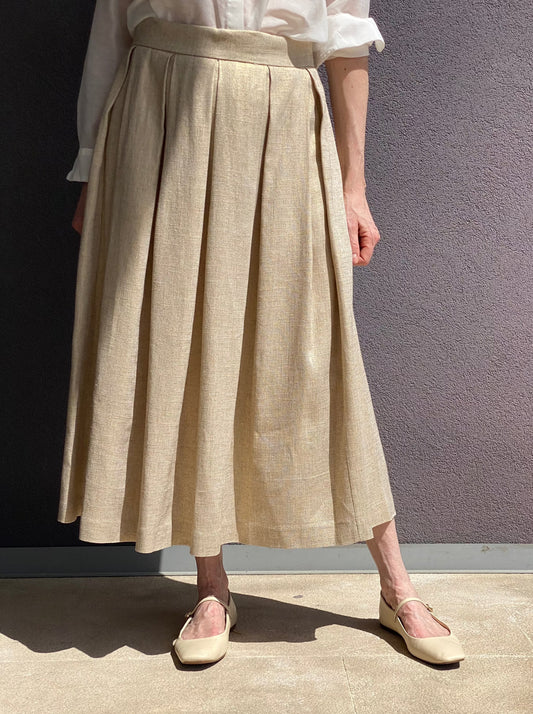 Pleated skirt in gold-coated linen
