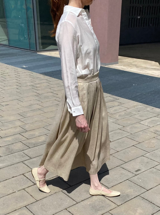 Pleated skirt in gold-coated linen