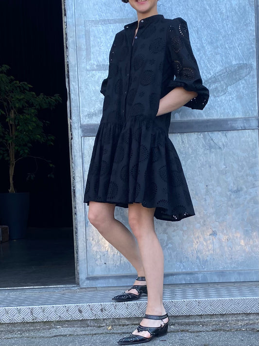 Abito corto con balza