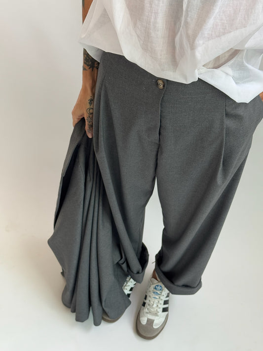 Trousers with pleats