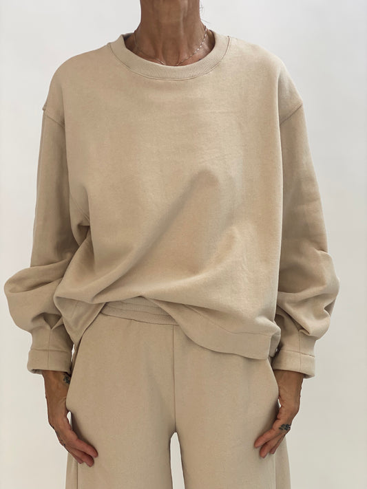 Sweatshirt with asymmetric hem