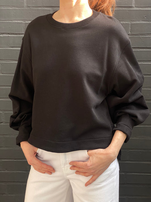 Sweatshirt with asymmetric hem