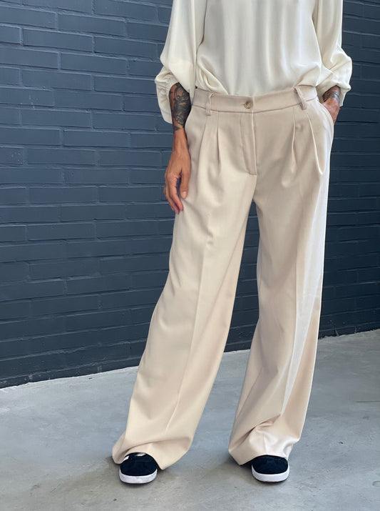 Wide pants with pleats
