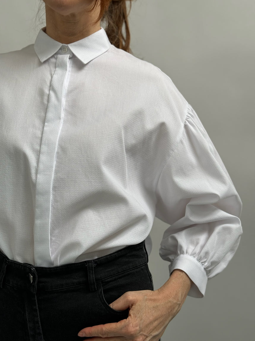 Camicia con arriccio su manica