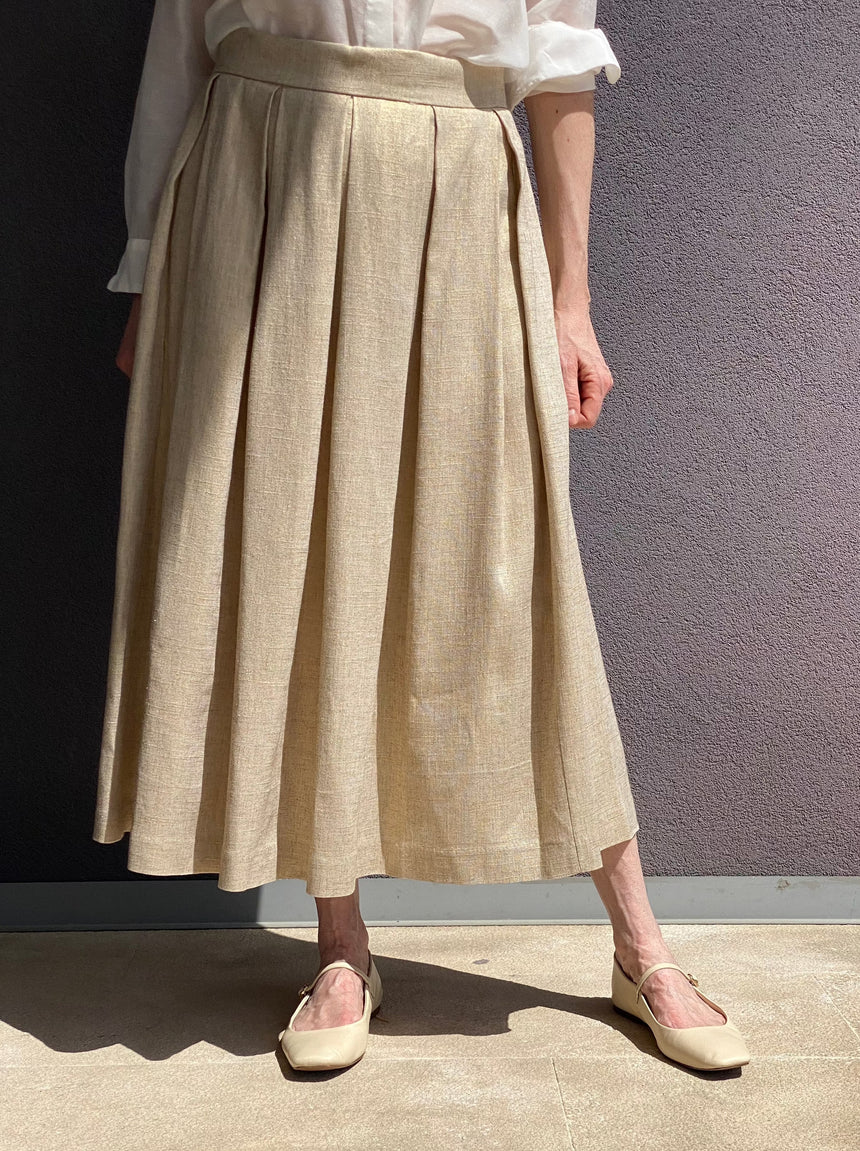 Pleated skirt in gold-coated linen