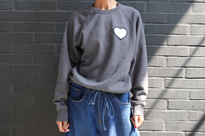 Felpa raglan con patch cuore