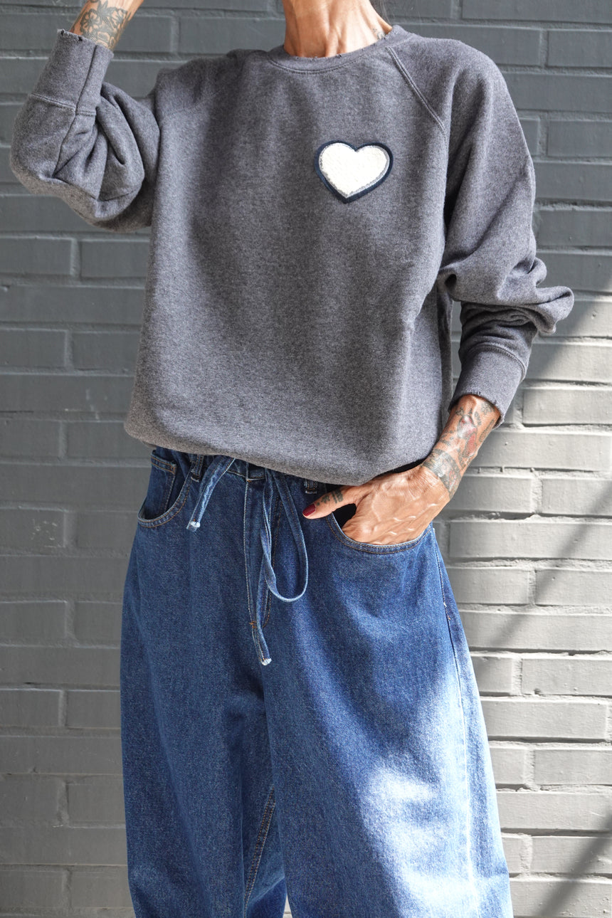 Felpa raglan con patch cuore