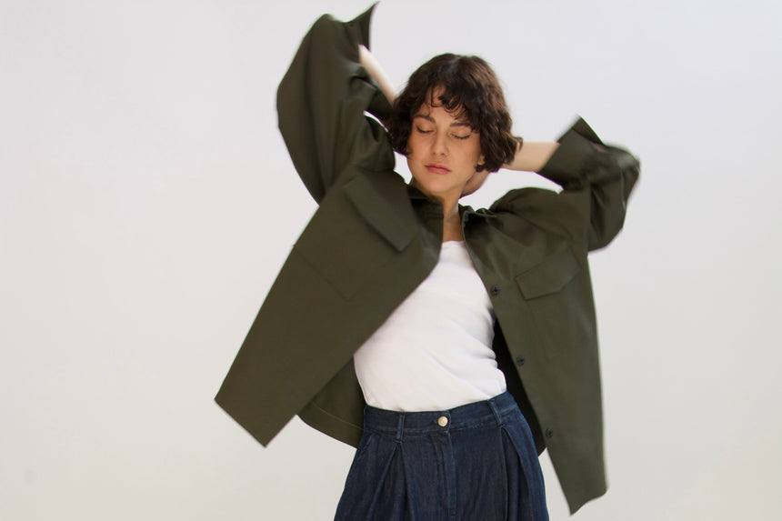 Overshirt con arriccio sulla spalla