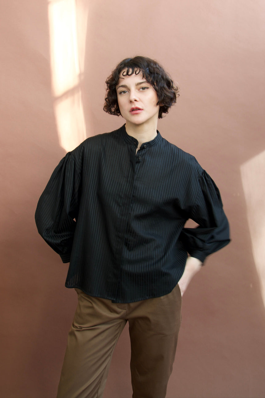 Camicia coreana spalla scesa con arriccio