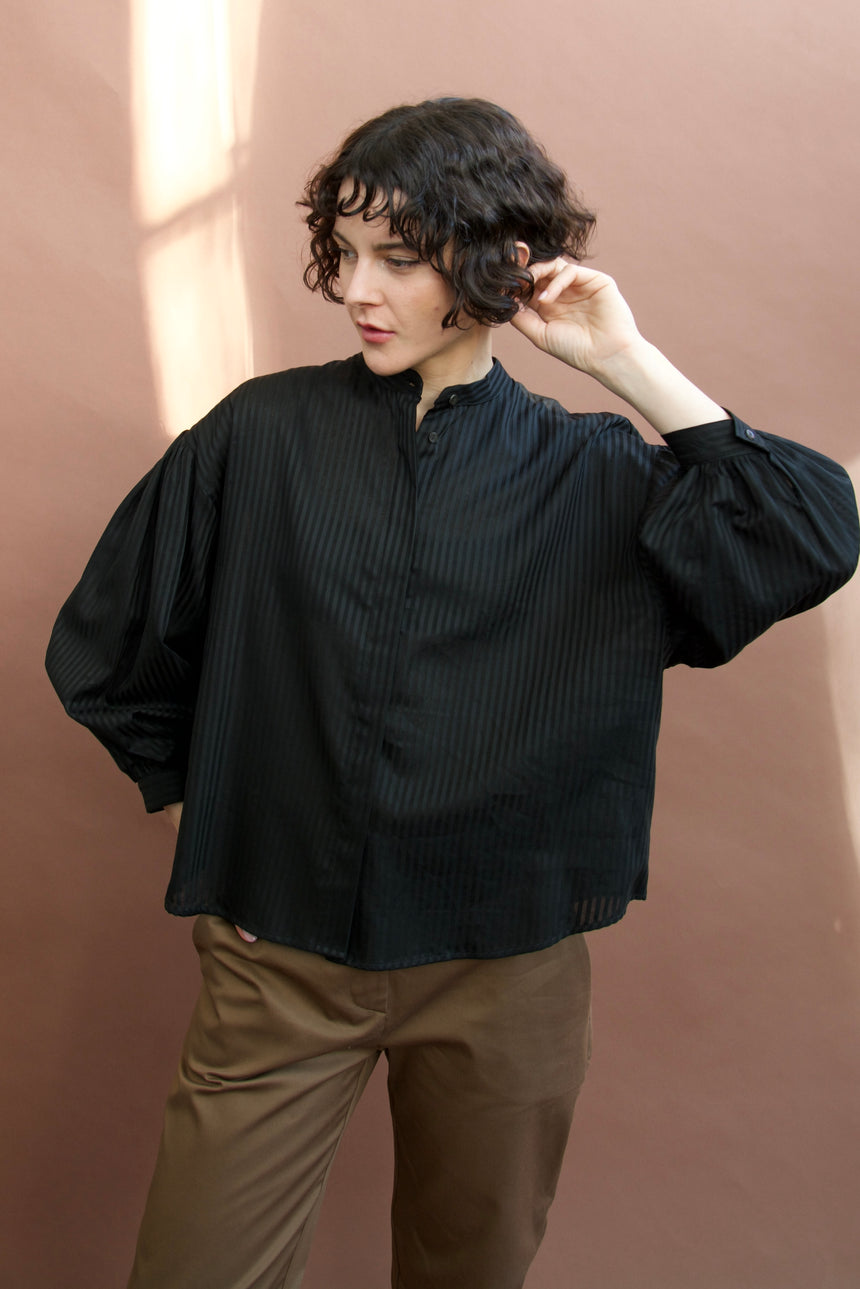 Camicia coreana spalla scesa con arriccio