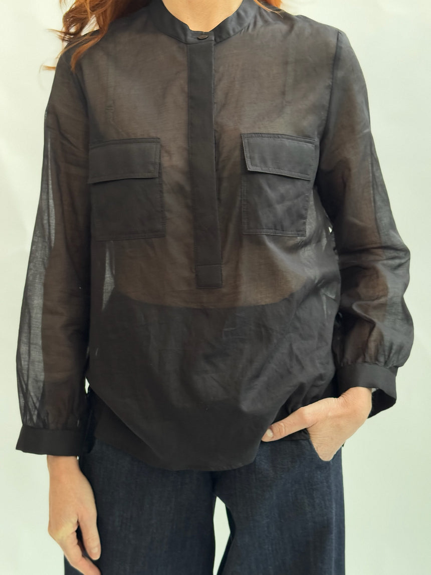 Shirt with muslin pockets