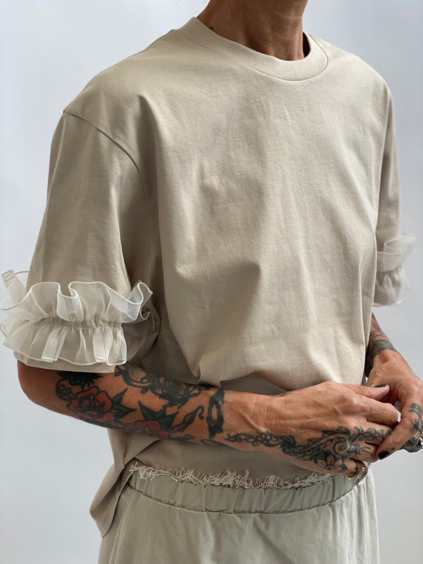 T-shirt girocollo spalla scesa con frappina in organza