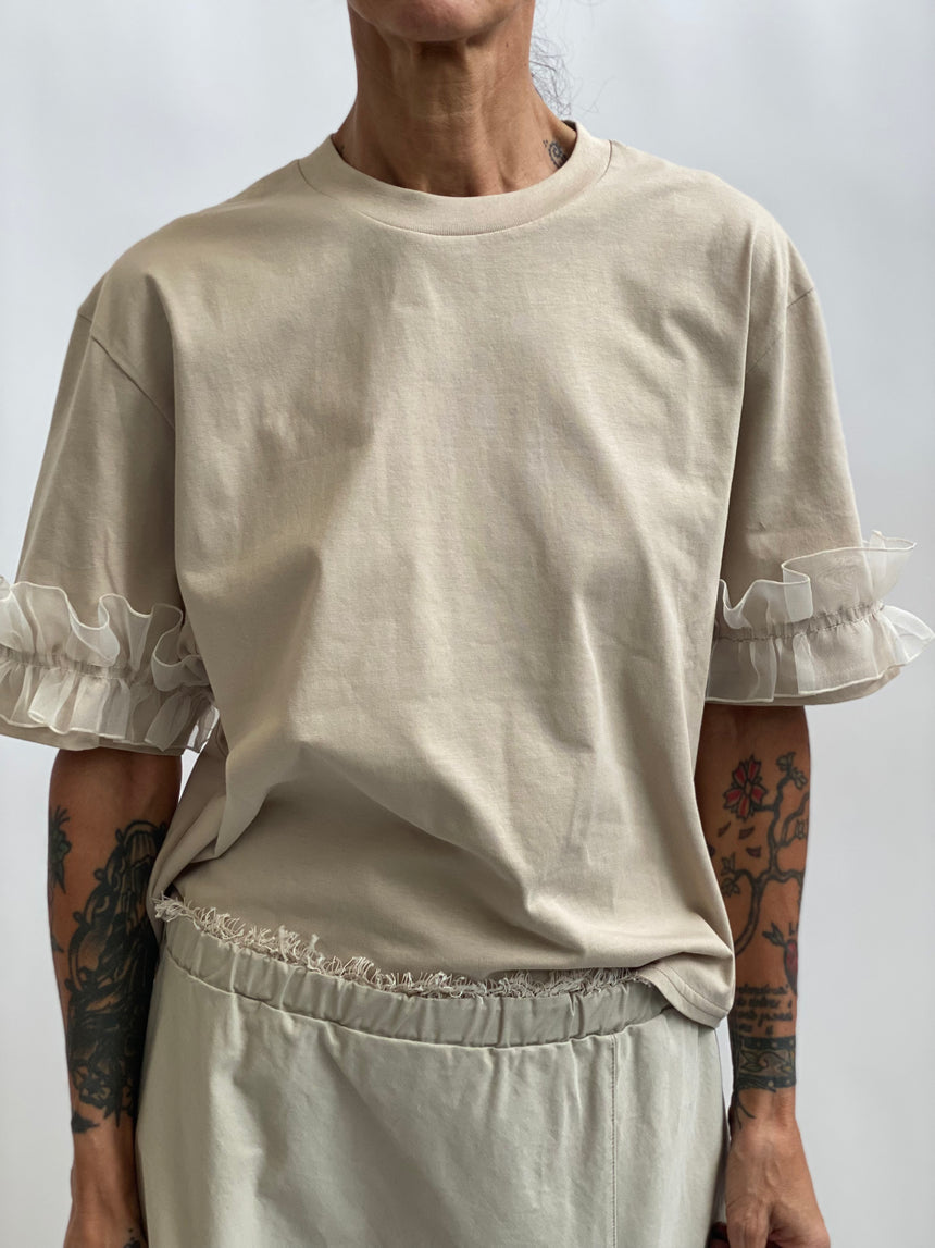 T-shirt girocollo spalla scesa con frappina in organza