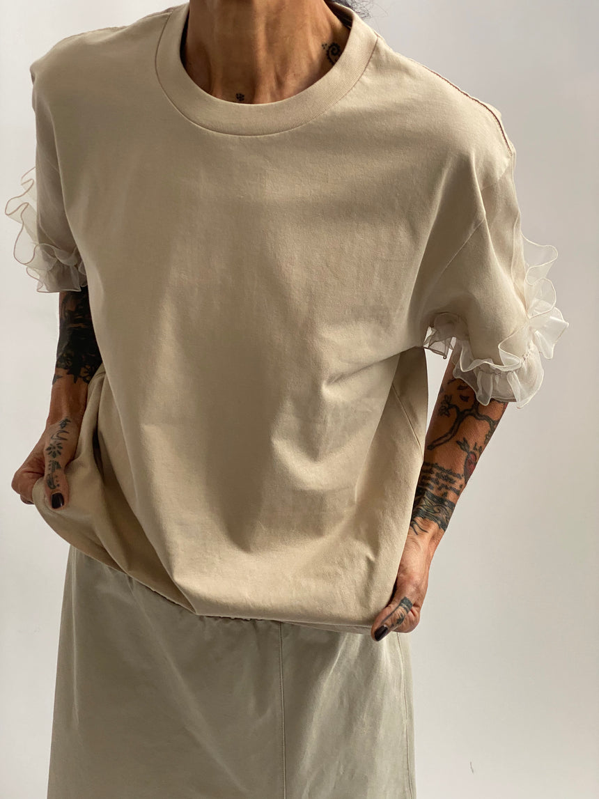 T-shirt girocollo spalla scesa con frappina in organza