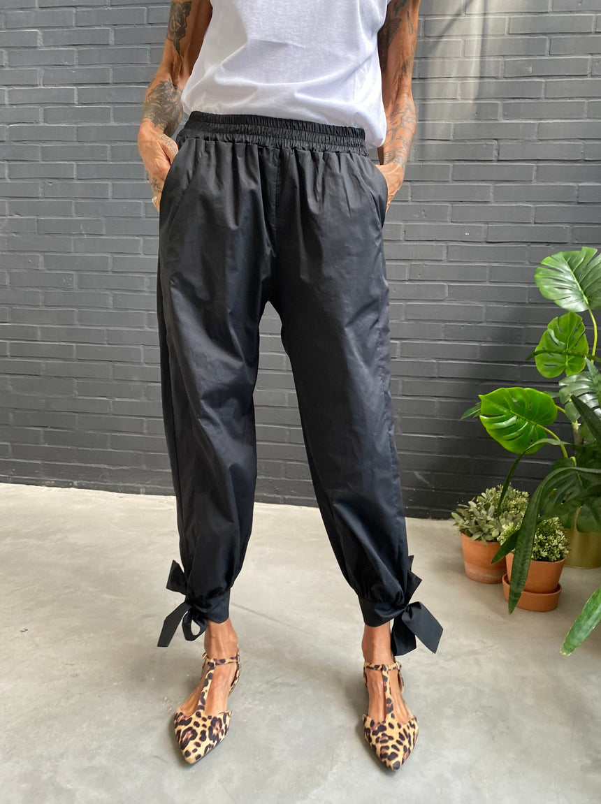 Trousers with bow